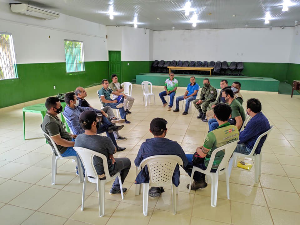 Reunião com a finalidade de melhor organizar as embarcações e atividades da população local